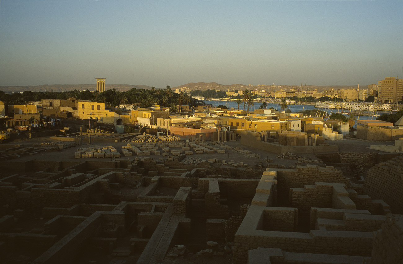 egyp08_03 ile elephantine et assouan.jpg - Assouan  Ile Elephantine Assouan depuis les ruines du grand temple de l'île Elephantine Provia 100 F